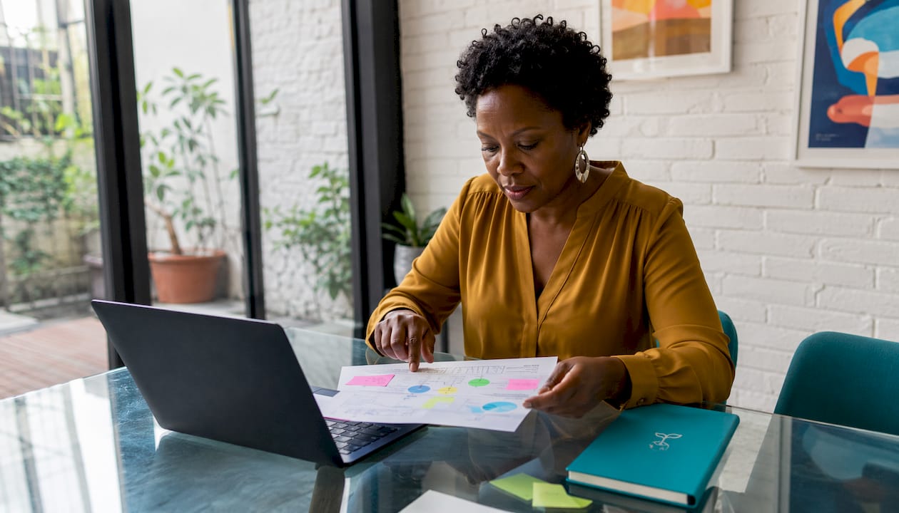 Le responsable des ressources humaines analyse le processus d'intégration de la diversité au sein de l'entreprise.