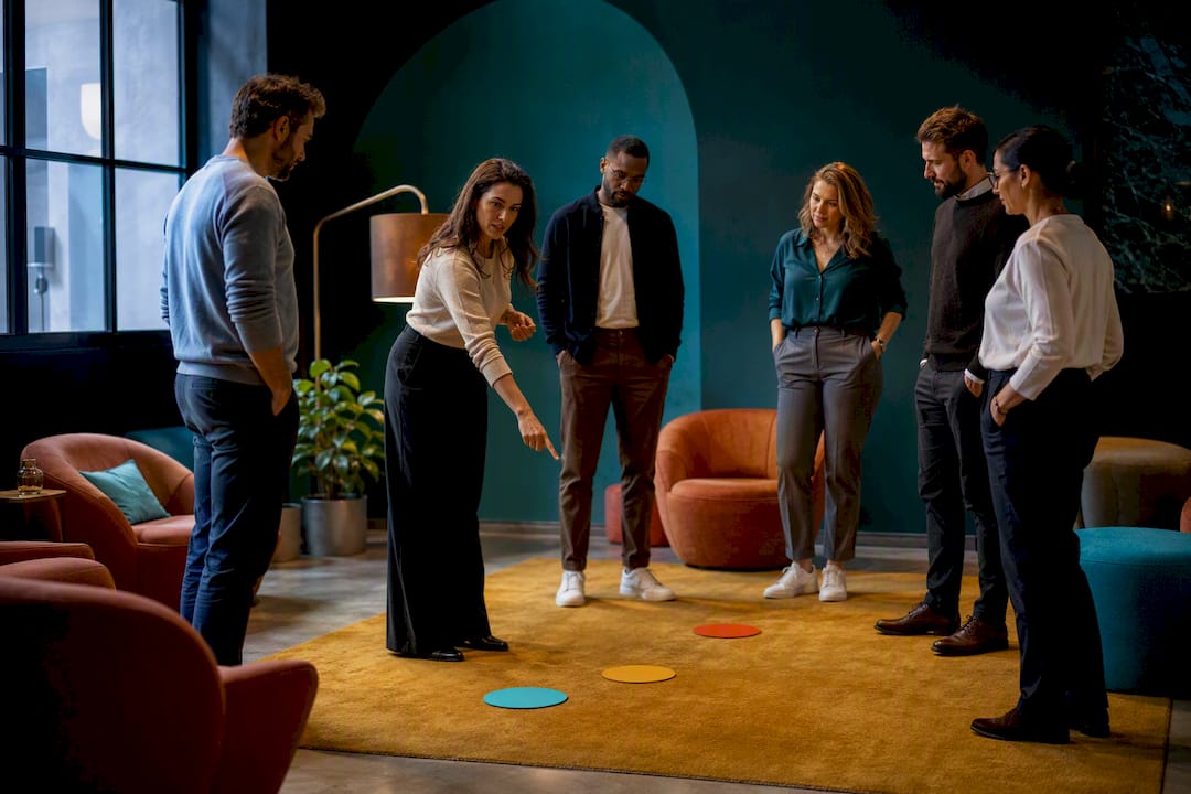 Des managers analysant un scénario de leadership inclusif