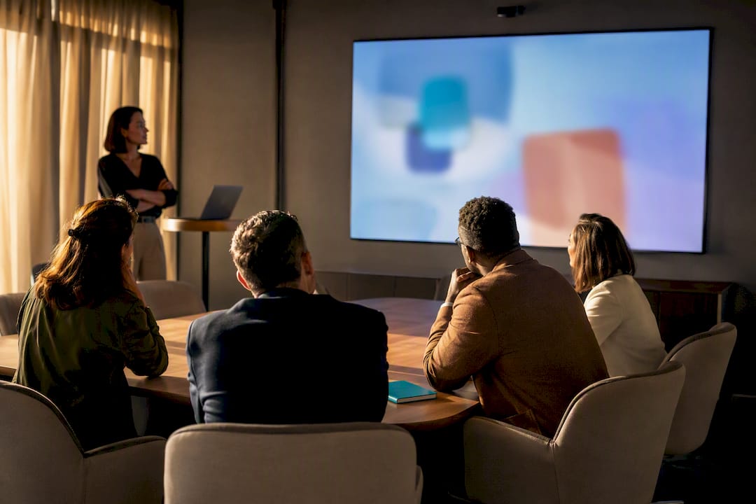 Managers prenant part à une simulation inclusive