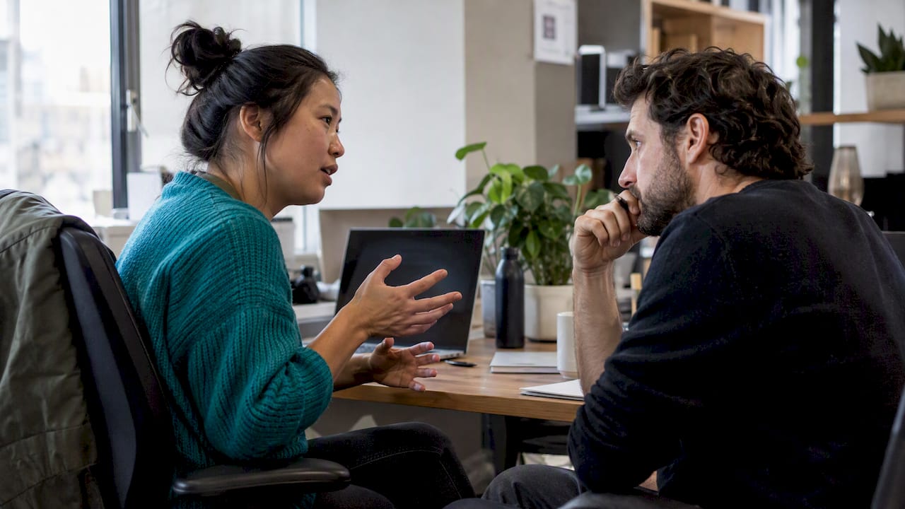 Collègues participant à un jeu de rôle interculturel